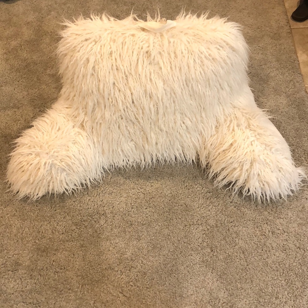 Faux fur rest pillow